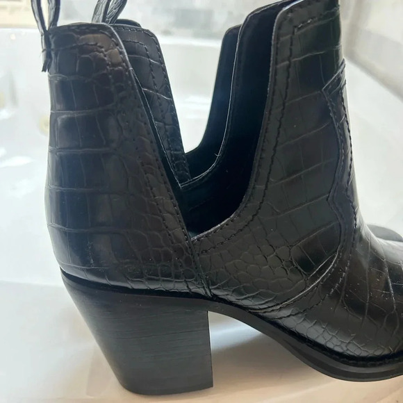Woman's 9.5 black crocodile ankle bootie with a block heel nwot - Picture 8 of 16